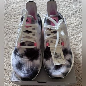 Adidas Ultraboost 22W sz 8.5